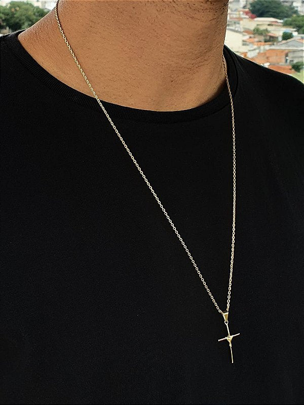 Corrente Elo Cadeado 2mm Fecho Tradicional + Pingente Cruz Palito Trançada Banhada A Ouro 18k COR011-PIN0