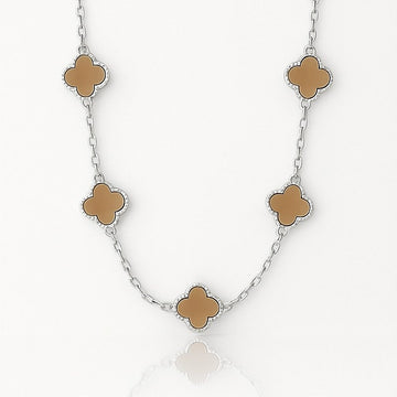 Corrente Trevo Marrom Banhada A Ouro Branco COR075