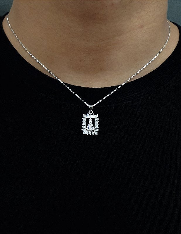 Corrente Elo Cadeado 1,2mm + Pingente Nossa Senhora Cravejado Quadrado Banhado A Ouro Branco COR013-PIN08