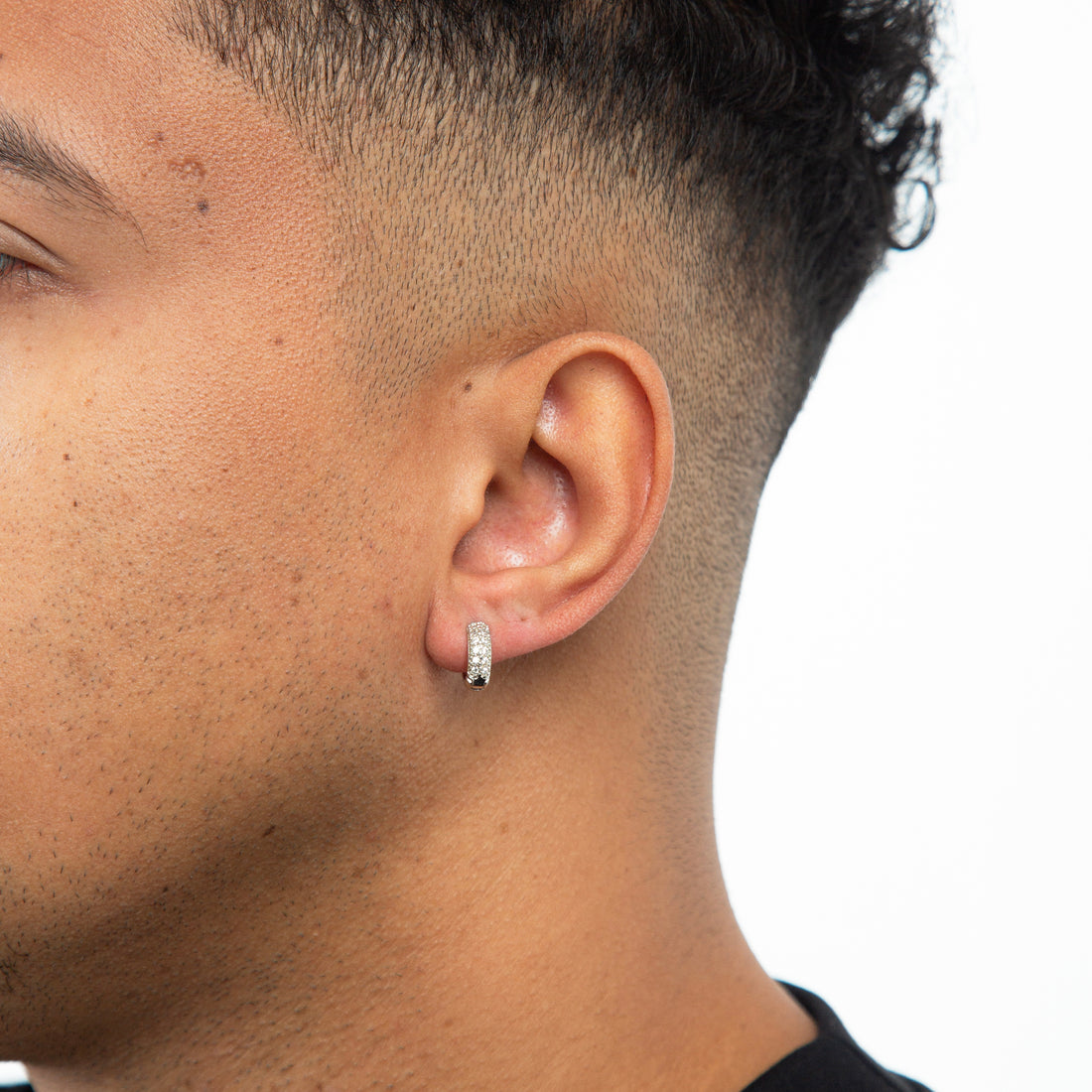 Brinco Masculino Par Argola Cravejada Com 12 Pedras Banhada A Ouro Branco BRI001