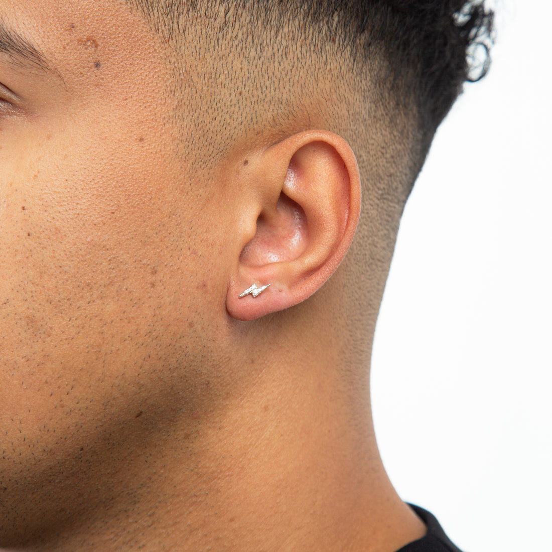 Brinco Masculino Par Raio Banhado A Ouro Branco BRI002