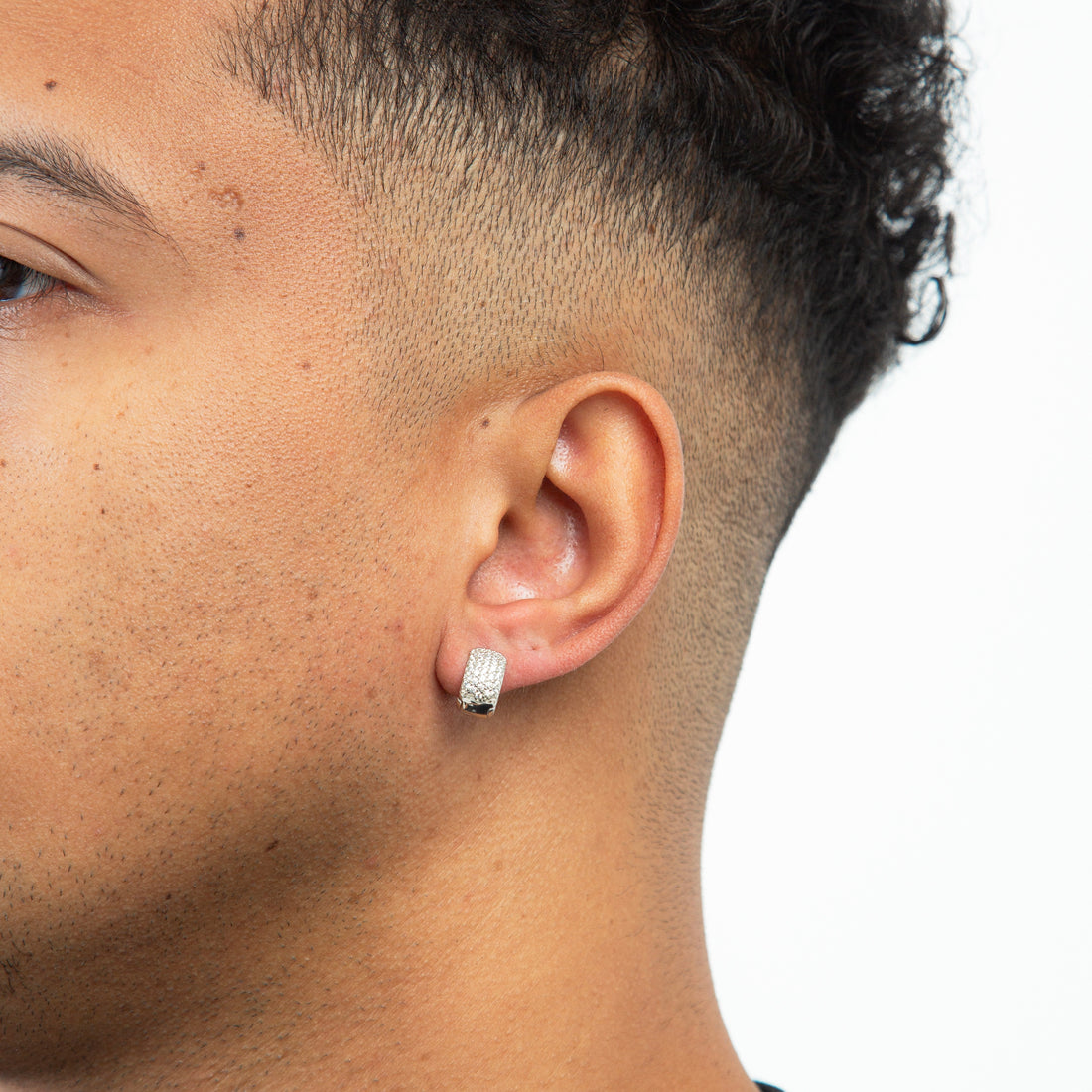 Brinco Masculino Par Argola Cravejada Com 29 Pedras (13X6,8mm) Banhada A Ouro Branco BRI003