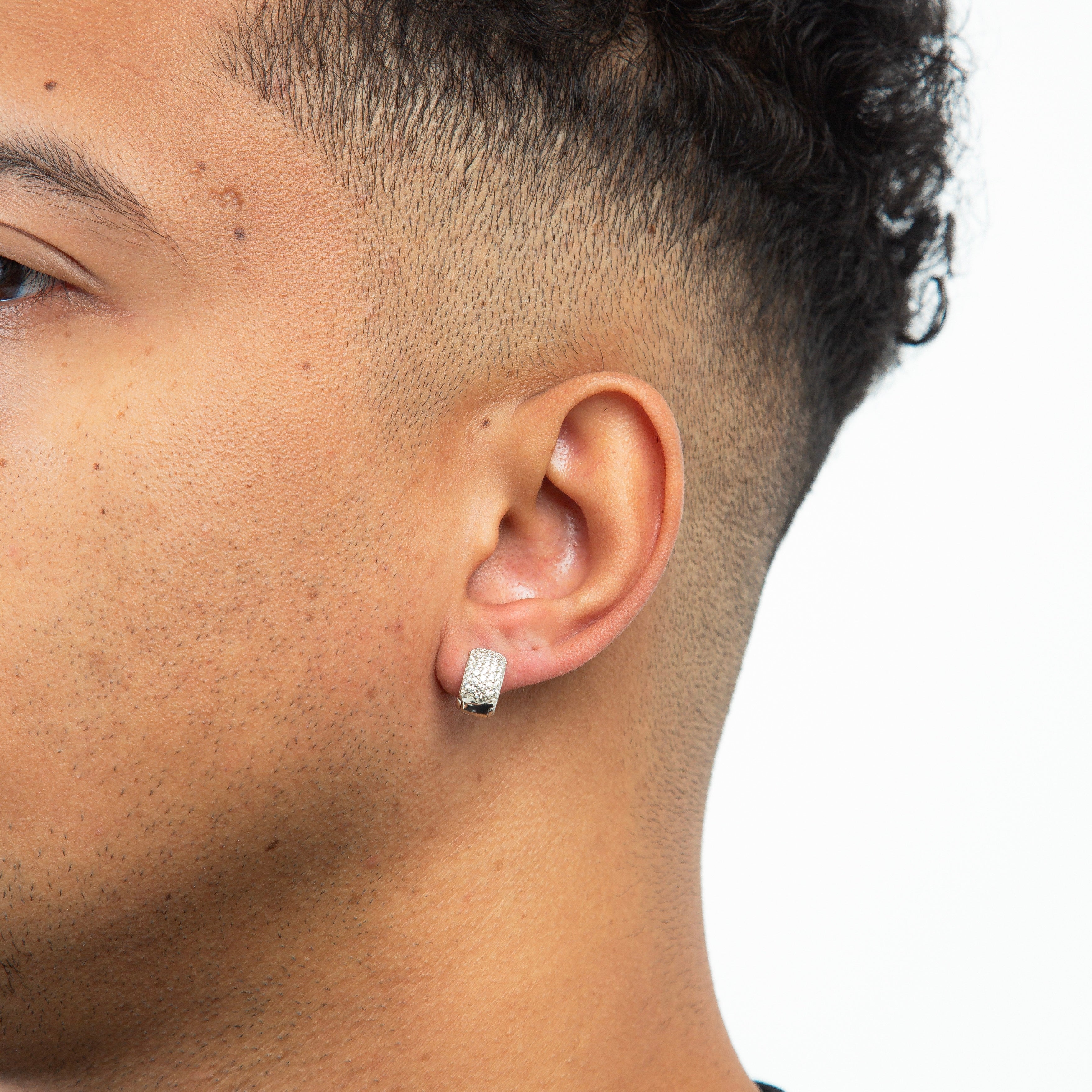 Brinco Masculino Par Argola Cravejada Com 29 Pedras (13X6,8mm) Banhada A Ouro Branco BRI003