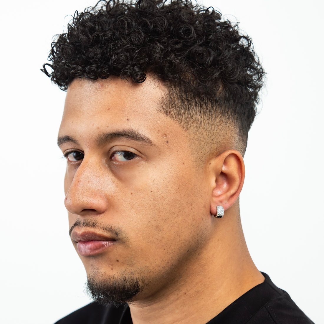 Brinco Masculino Par Argola Cravejada Com 29 Pedras (13X6,8mm) Banhada A Ouro Branco BRI003