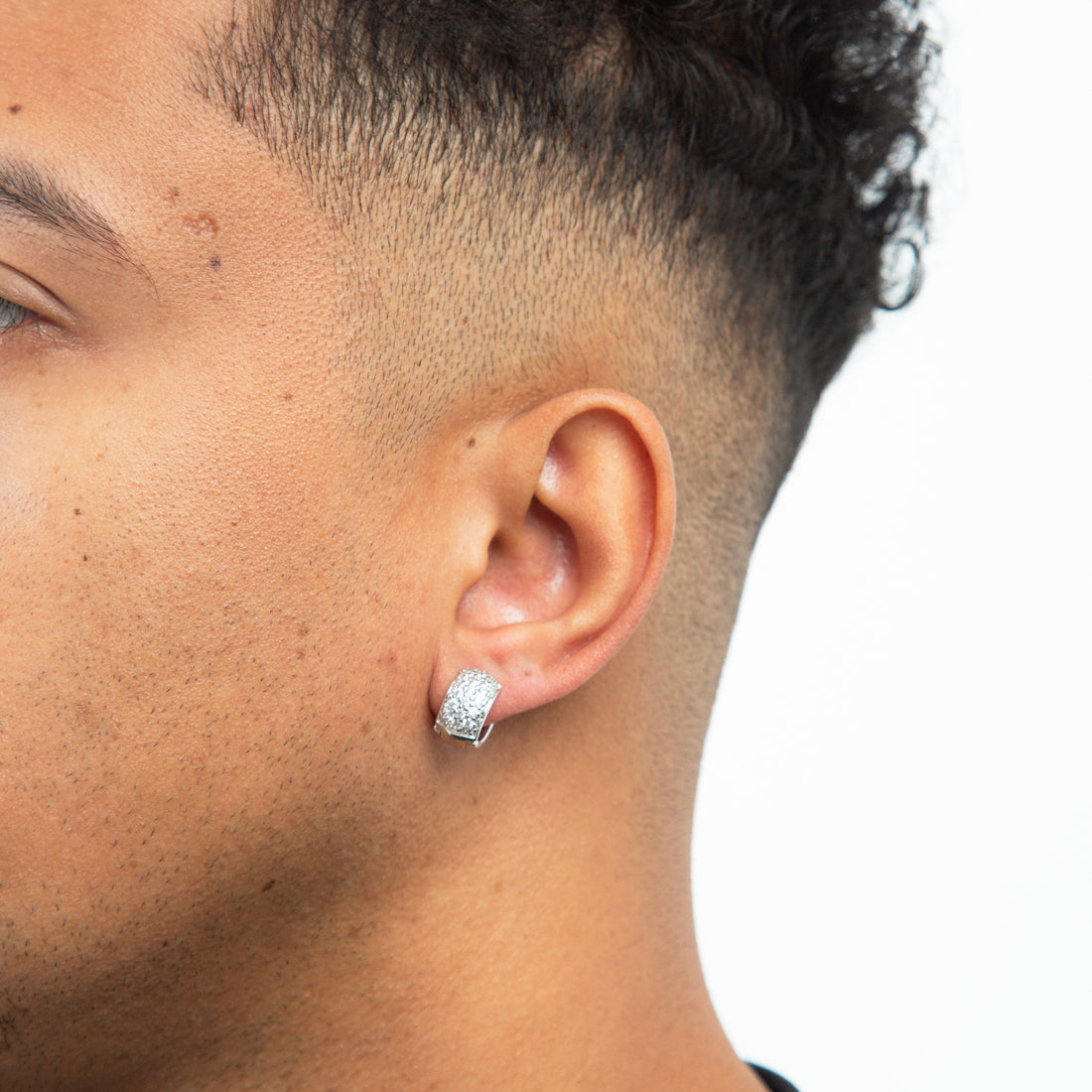 Brinco Masculino Par Argola Cravejada Com 16 Pedras Banhada A Ouro Branco BRI004