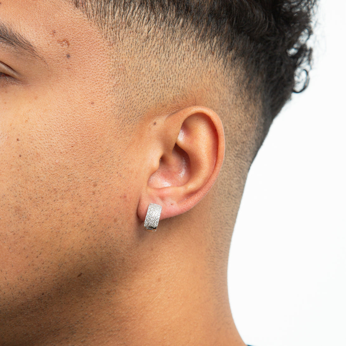 Brinco Masculino Par Argola Cravejada Com 32 Pedras G Banhada A Ouro Branco BRI005