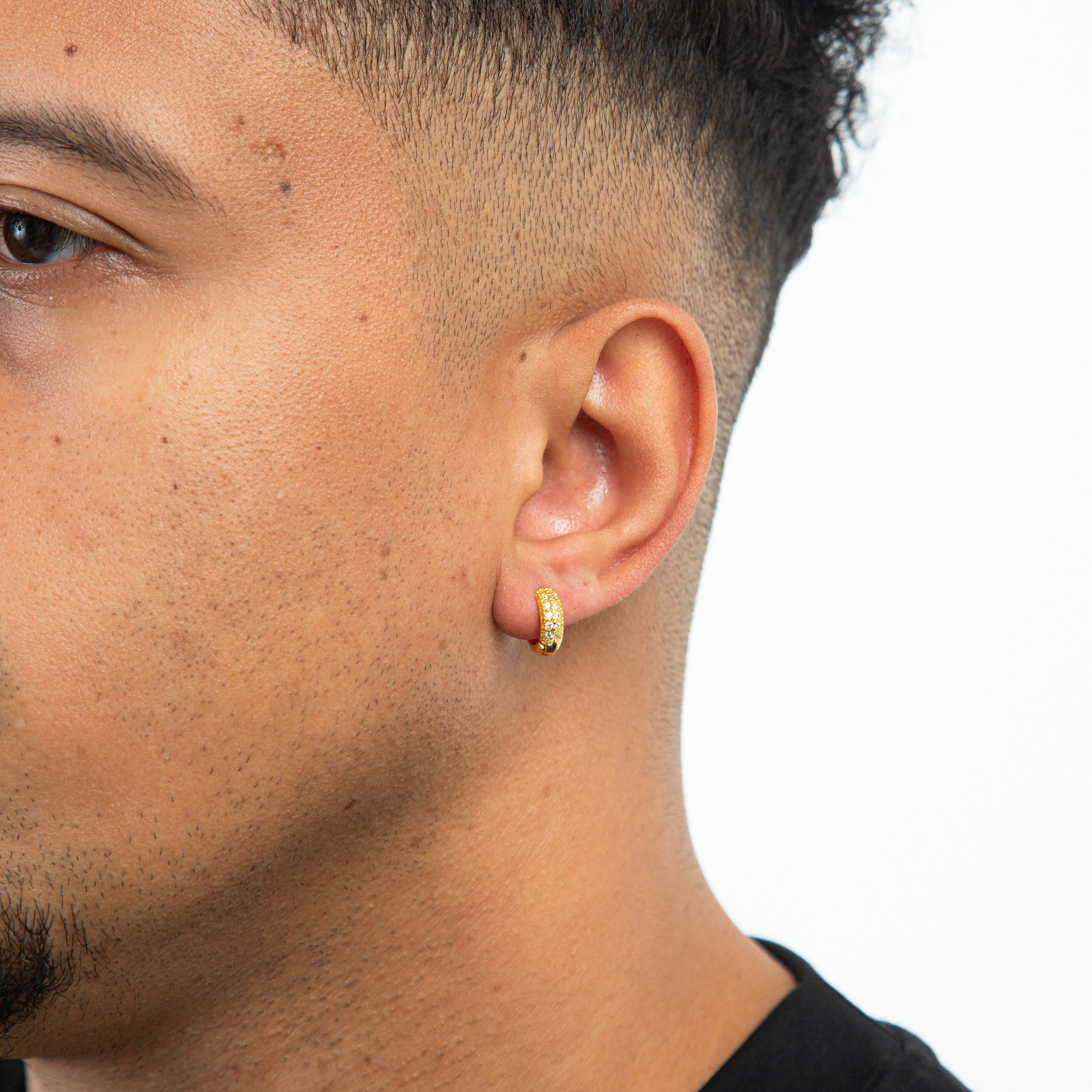 Brinco Masculino Par Argola Cravejada Com 12 Pedras (11,5X3,9mm) Banhada A Ouro 18K BRI010