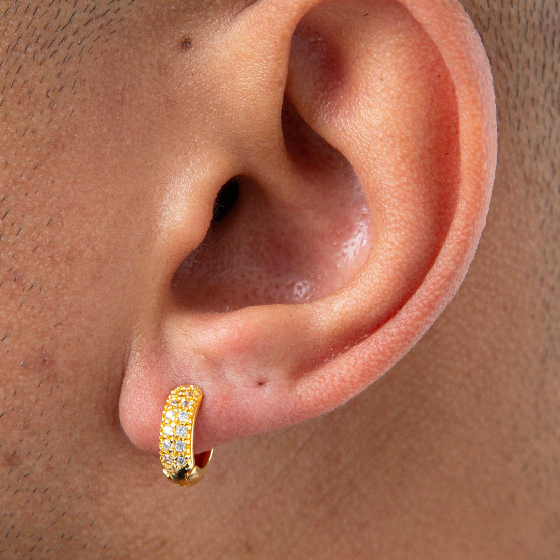 Brinco Masculino Par Argola Cravejada Com 12 Pedras (11,5X3,9mm) Banhada A Ouro 18K BRI010