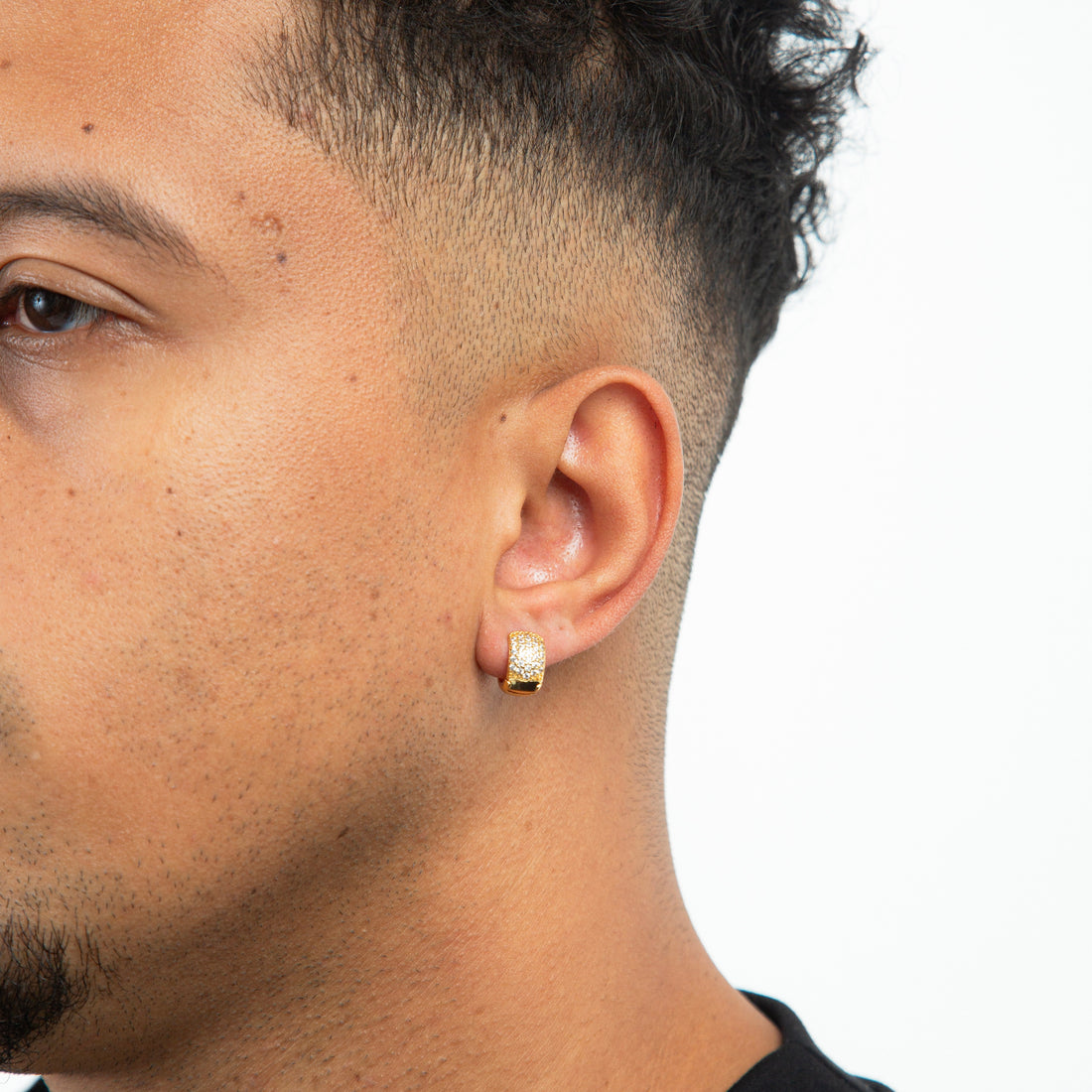 Brinco Masculino Par Argola Cravejada Com 29 Pedras (13X6,8mm) Banhada A Ouro 18k BRI015