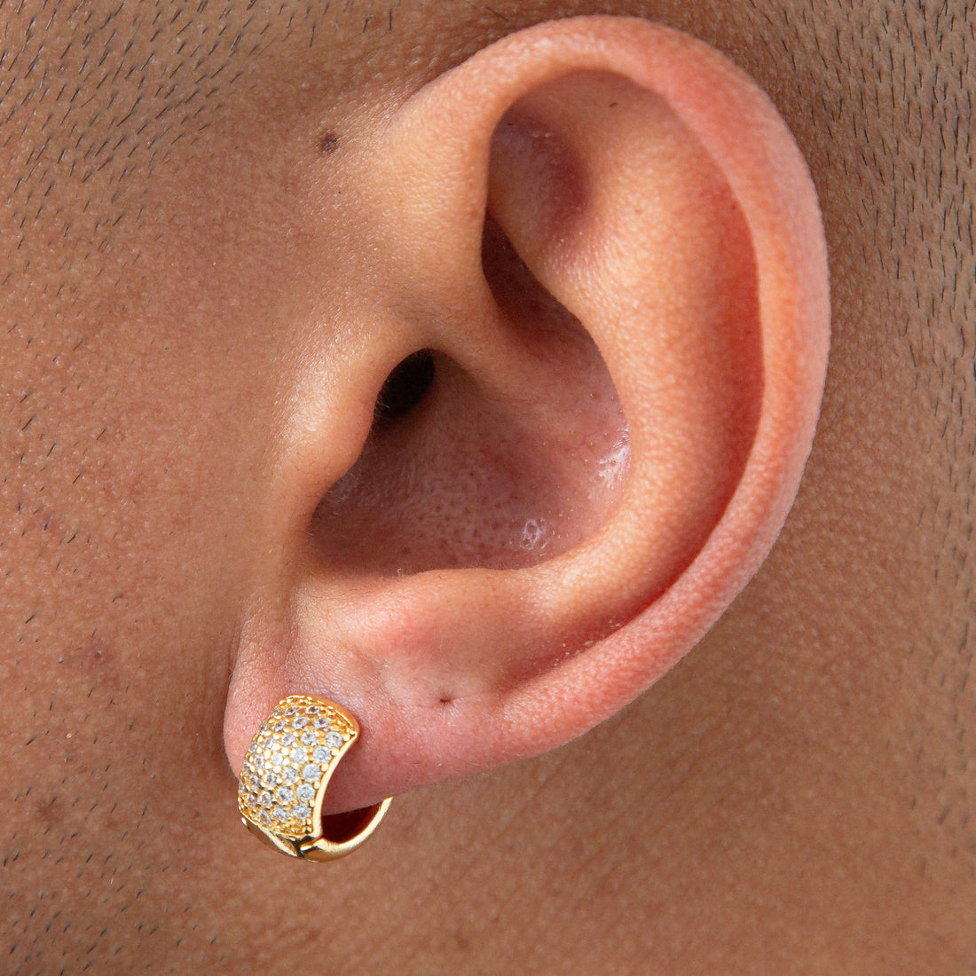 Brinco Masculino Par Argola Cravejada Com 29 Pedras (13X6,8mm) Banhada A Ouro 18k BRI015