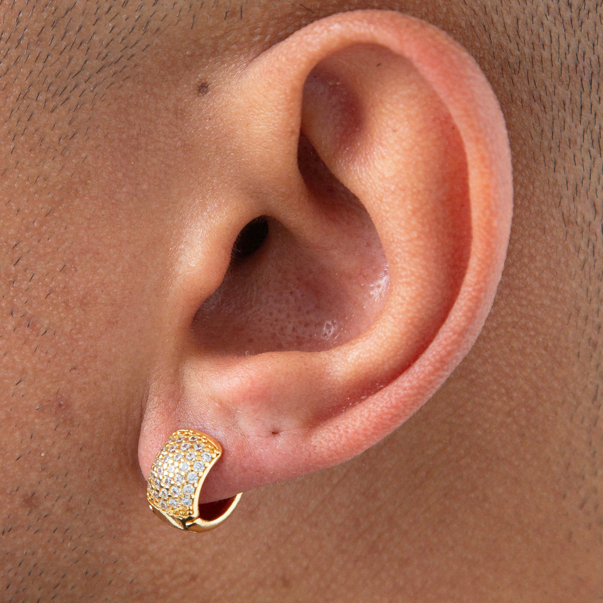 Brinco Masculino Par Argola Cravejada Com 29 Pedras (13X6,8mm) Banhada A Ouro 18k BRI015
