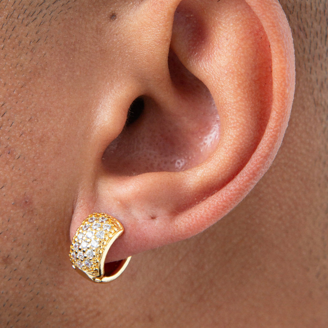 Brinco Masculino Par Argola Cravejada Com 16 Pedras (13,3X7,7mm) Banhada A Ouro 18K BRI026