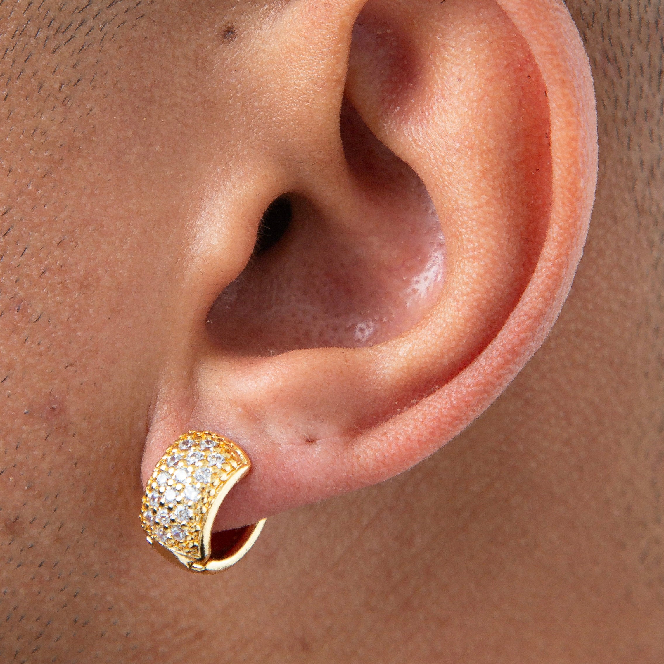Brinco Masculino Par Argola Cravejada Com 16 Pedras (13,3X7,7mm) Banhada A Ouro 18K BRI026