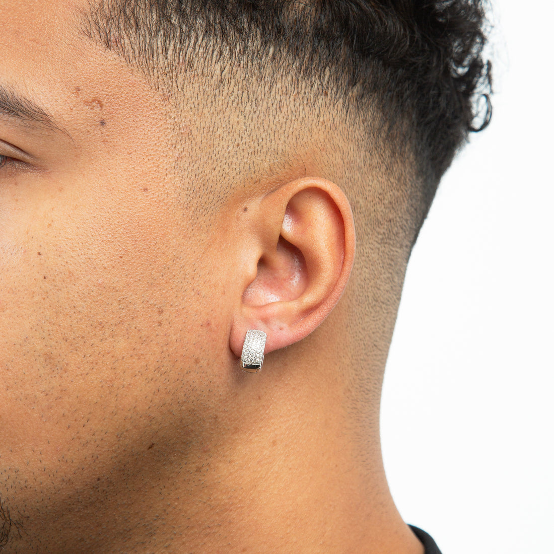 Brinco Masculino Par Argola Cravejada Com 29 Pedras G Banhada A Ouro Branco BRI032