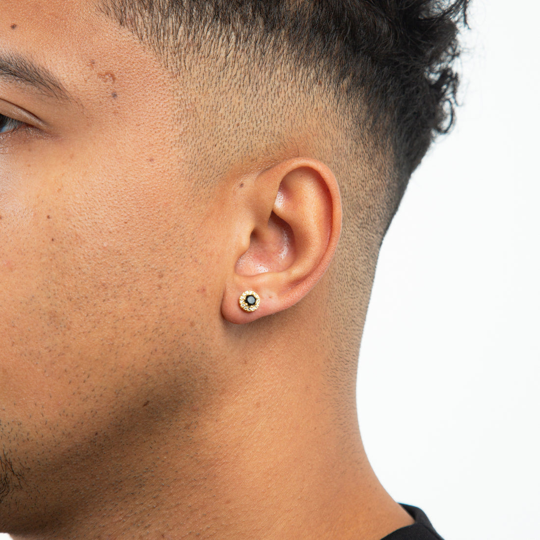 Brinco Masculino Par Redondo Cravejado Fílip 1 Pedra Preta (7mm) Banhado A Ouro 18k BRI074