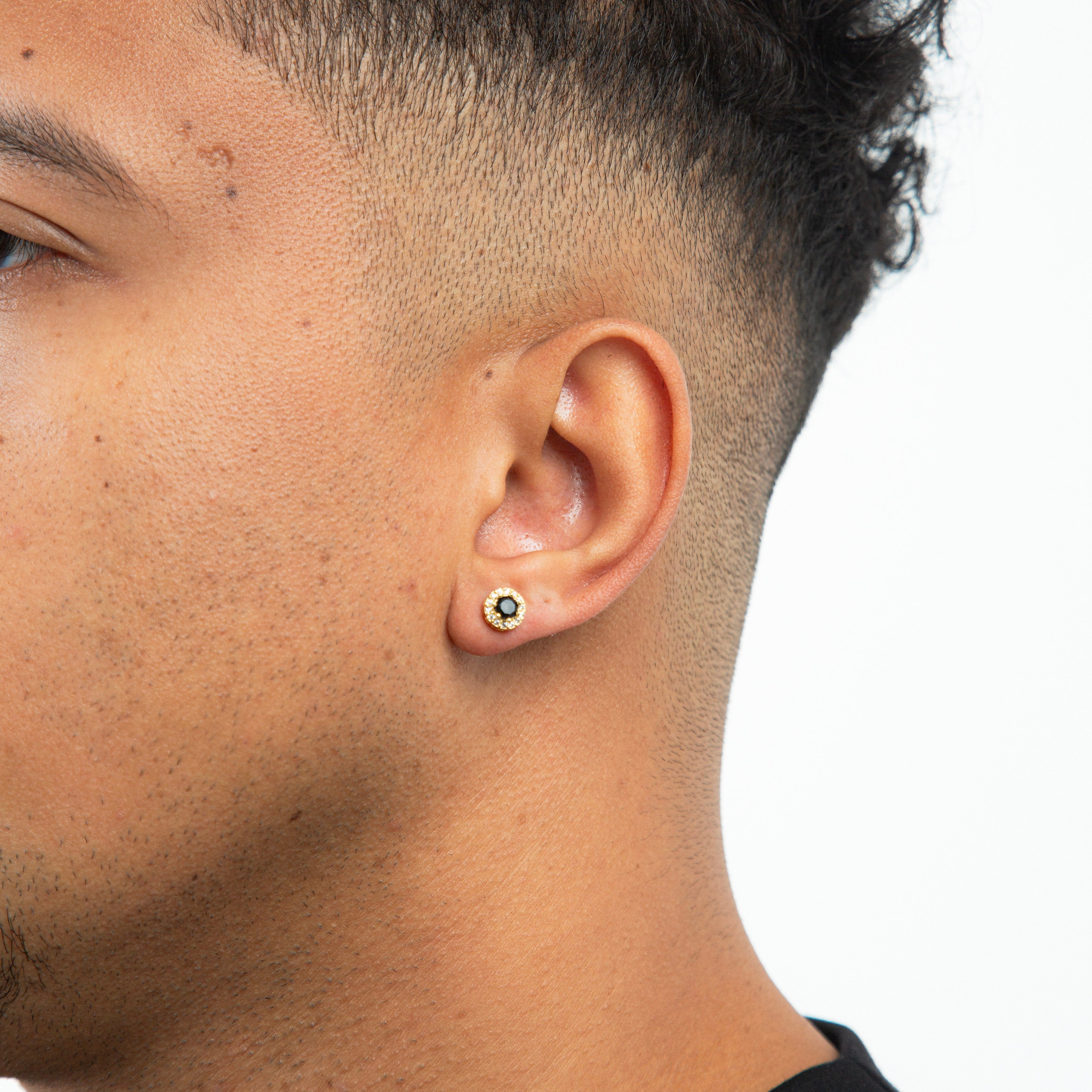 Brinco Masculino Par Redondo Cravejado Fílip 1 Pedra Preta (7mm) Banhado A Ouro 18k BRI074