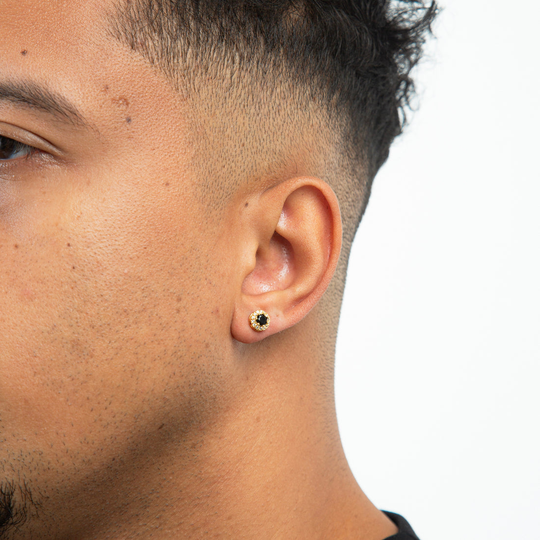 Brinco Masculino Par Redondo Cravejado Fílip 1 Pedra Preta (7mm) Banhado A Ouro 18k BRI074