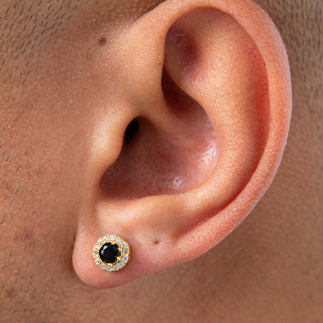 Brinco Masculino Par Redondo Cravejado Fílip 1 Pedra Preta (7mm) Banhado A Ouro 18k BRI074