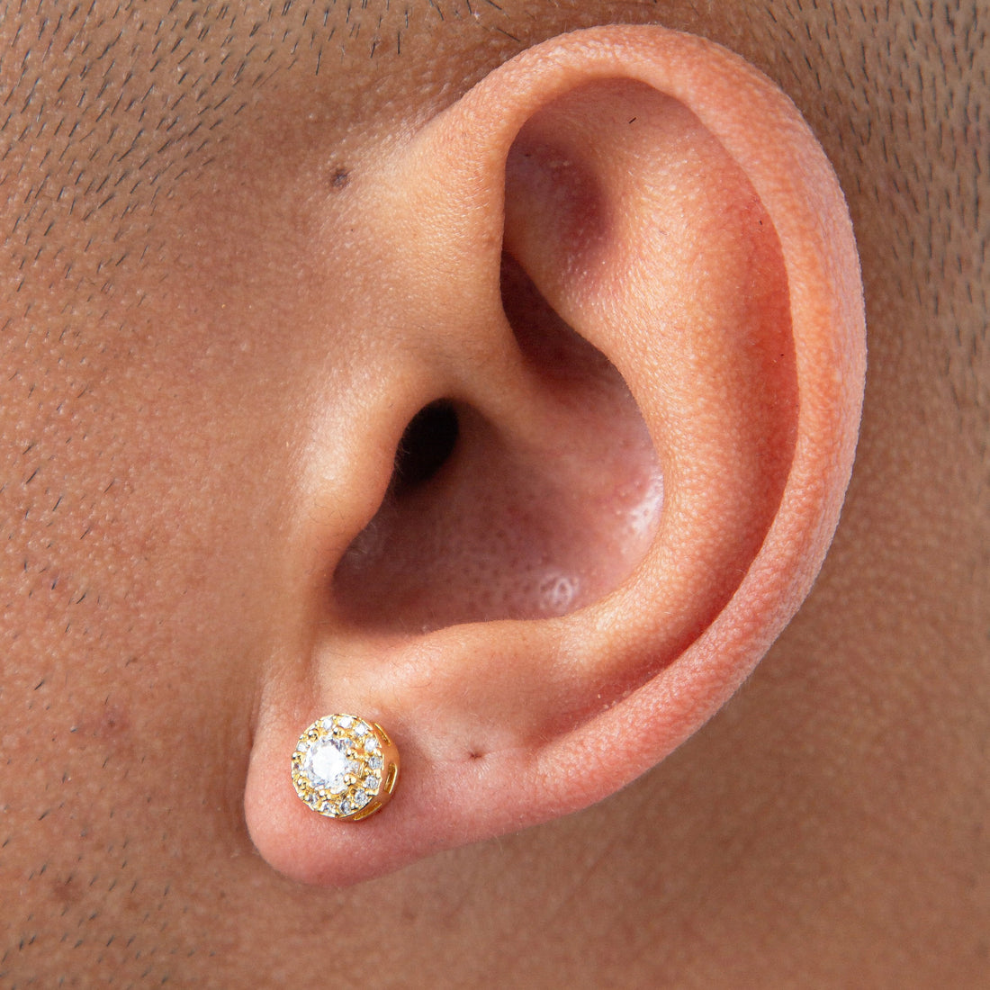Brinco Masculino Par Redondo Cravejado Fílip 1 (7mm) Banhado A Ouro 18k BRI153