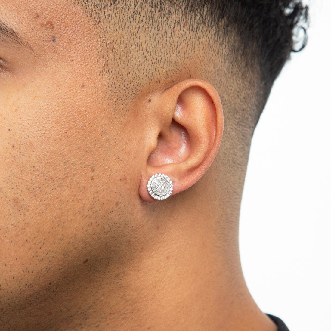 Brinco Masculino Par Redondo Cravejado Pedra Retangular Banhado A Ouro Branco BRI158