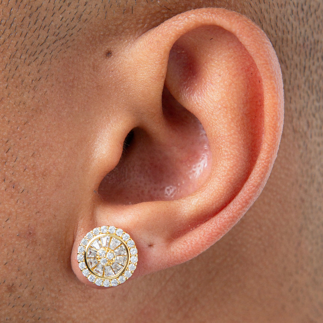Brinco Masculino Par Redondo Cravejado Pedra Retangular (12mm) Banhado A Ouro 18k BRI167