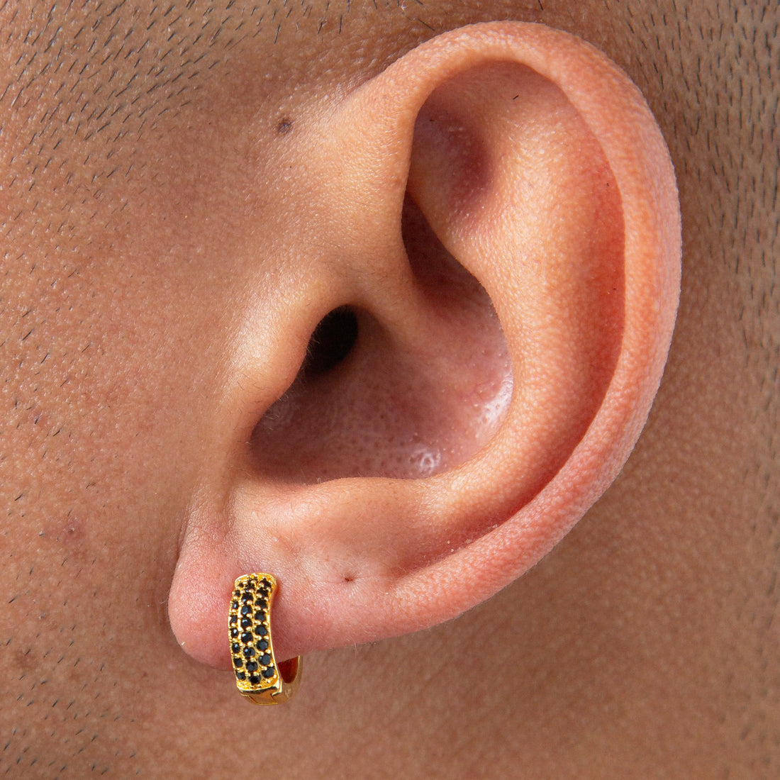 Brinco Masculino Par Argola 3 Fileiras Preta Banhada a Ouro 18k BRI224