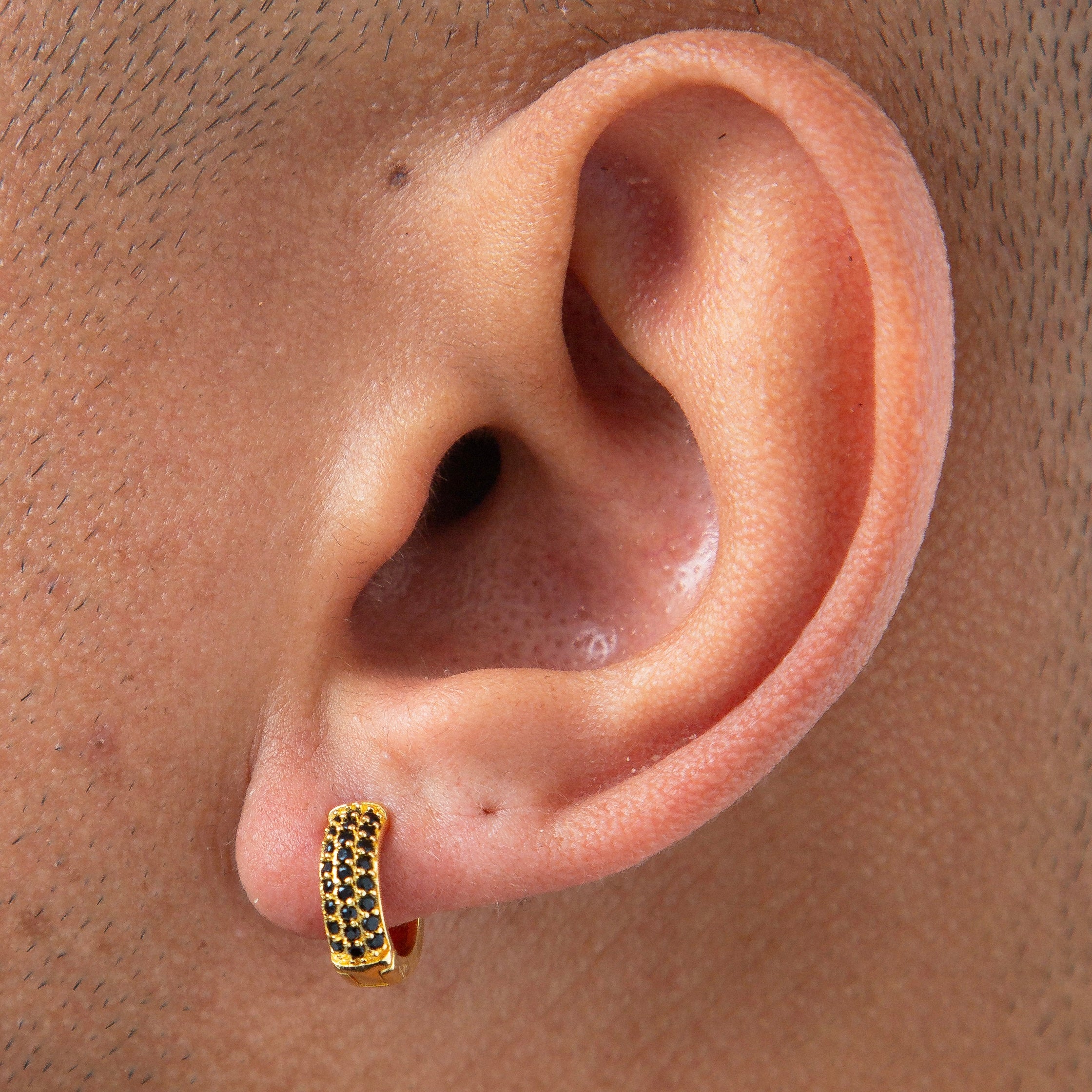 Brinco Masculino Par Argola 3 Fileiras Preta Banhada a Ouro 18k BRI224