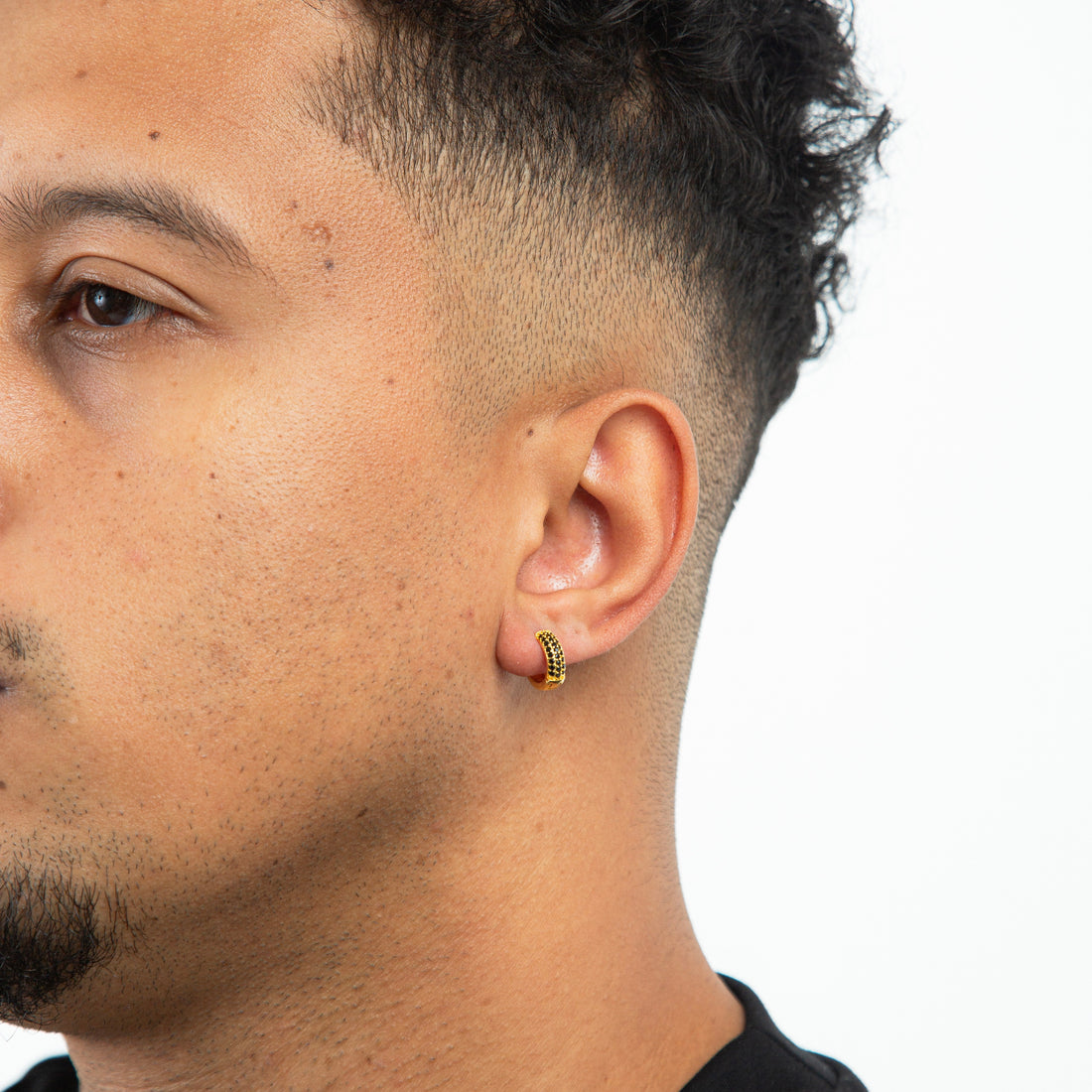 Brinco Masculino Par Argola 3 Fileiras Preta Banhada a Ouro 18k BRI224