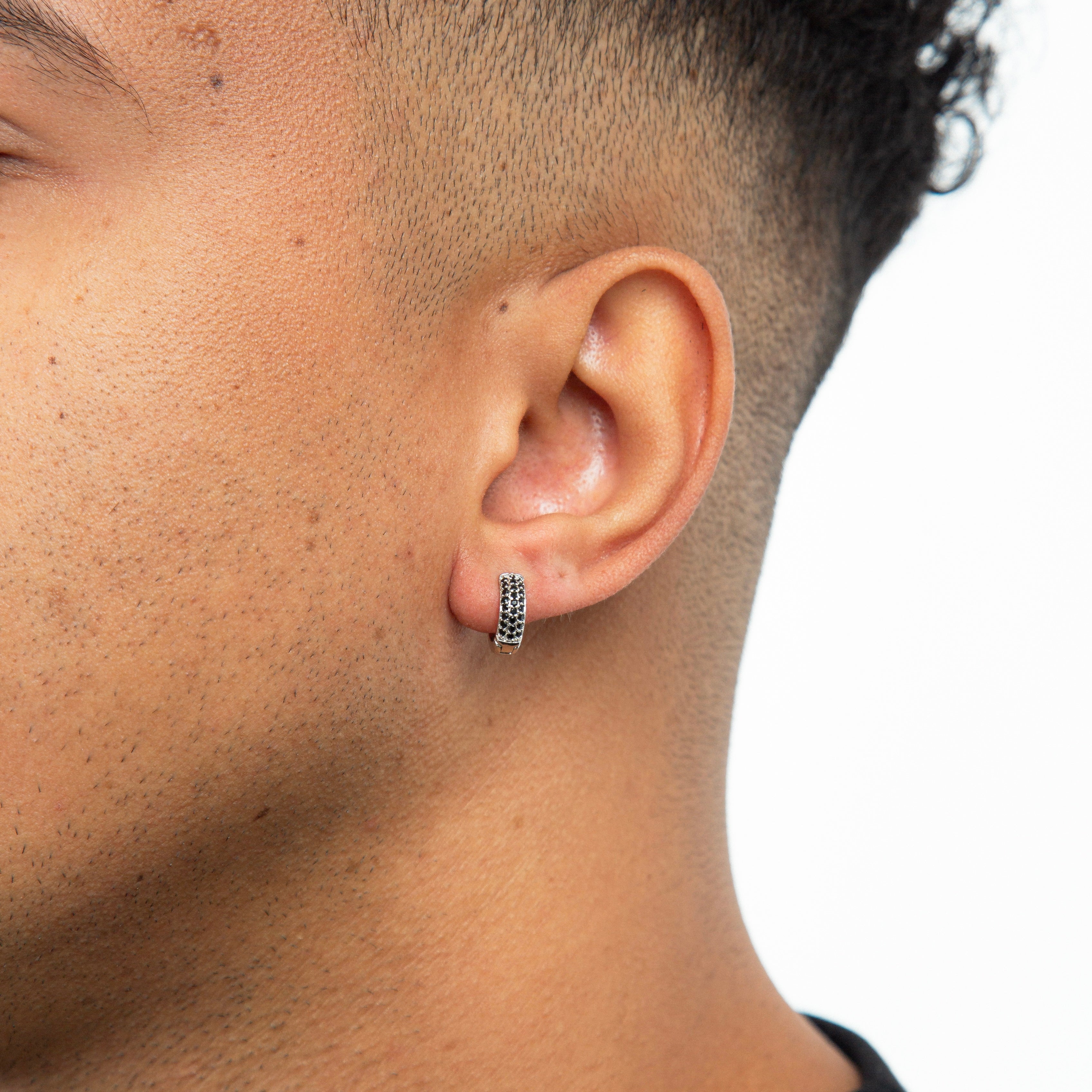 Brinco Masculino Par Argola 3 Fileiras Preta Banhada a Ouro Branco BRI225
