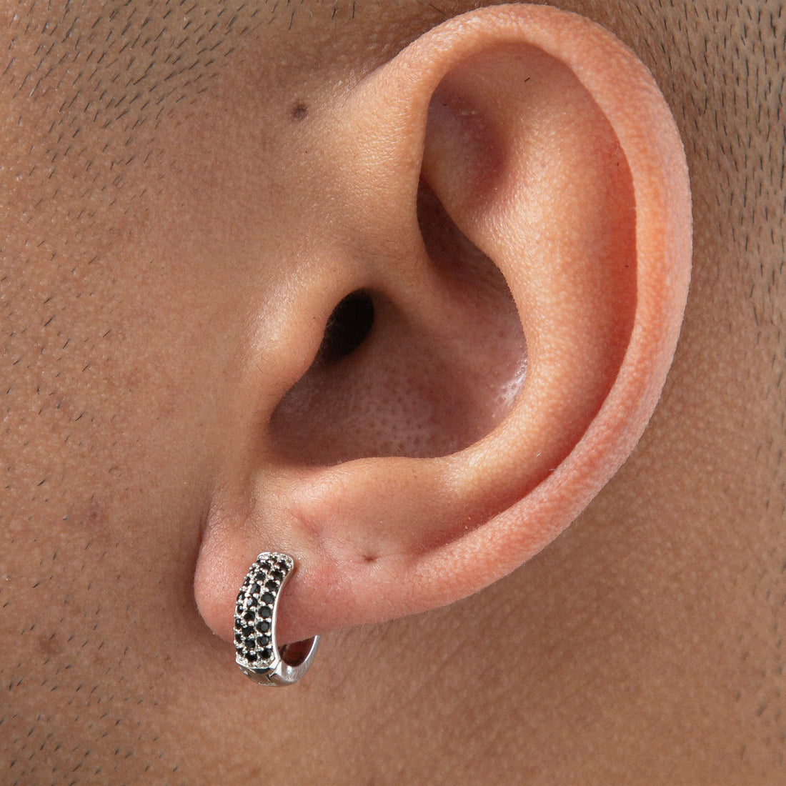 Brinco Masculino Par Argola 3 Fileiras Preta Banhada a Ouro Branco BRI225