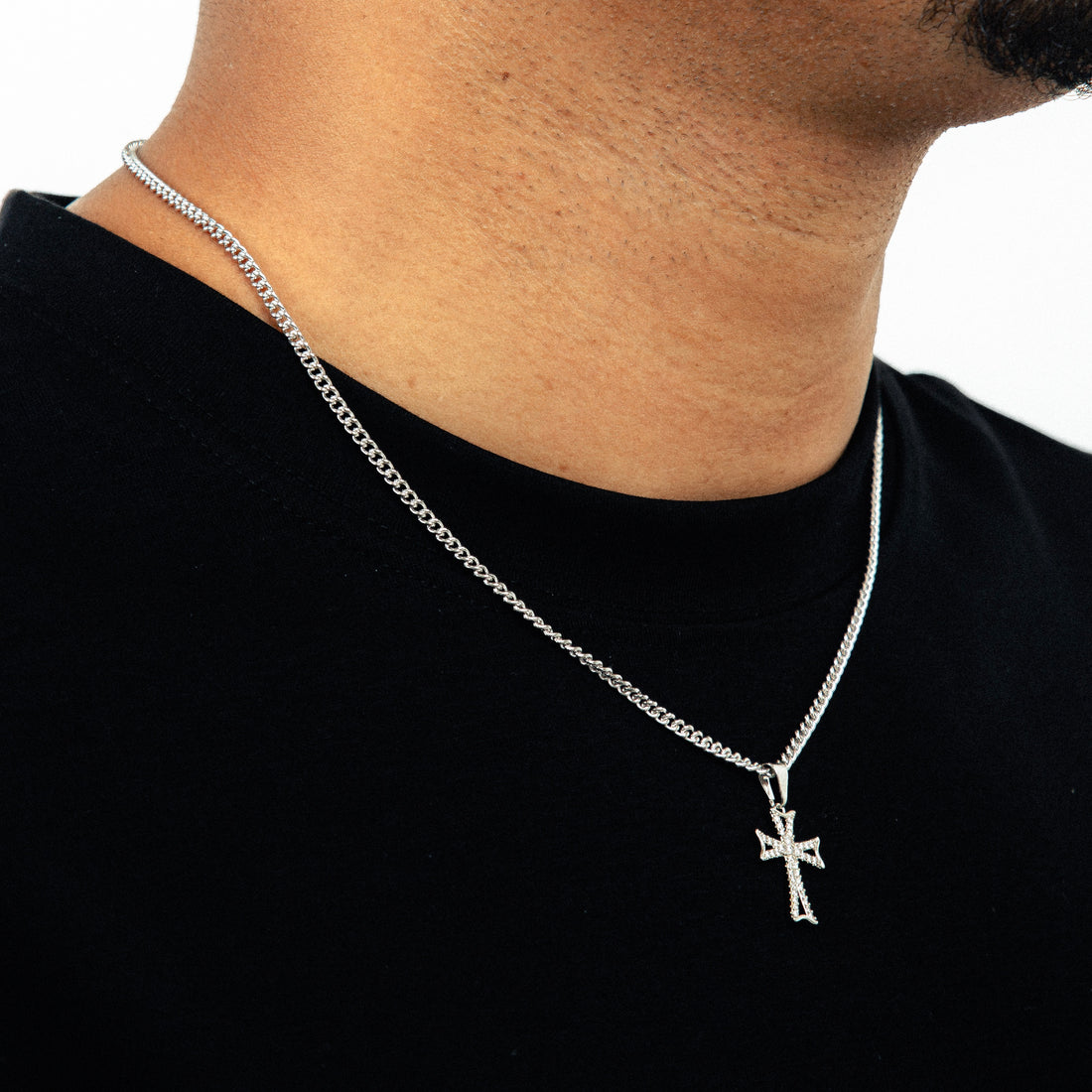Corrente Grumet 50cm 3mm + Pingente Cruz Cravejada Vazada (15X21mm) Banhado a Ouro Branco COR103-PIN163