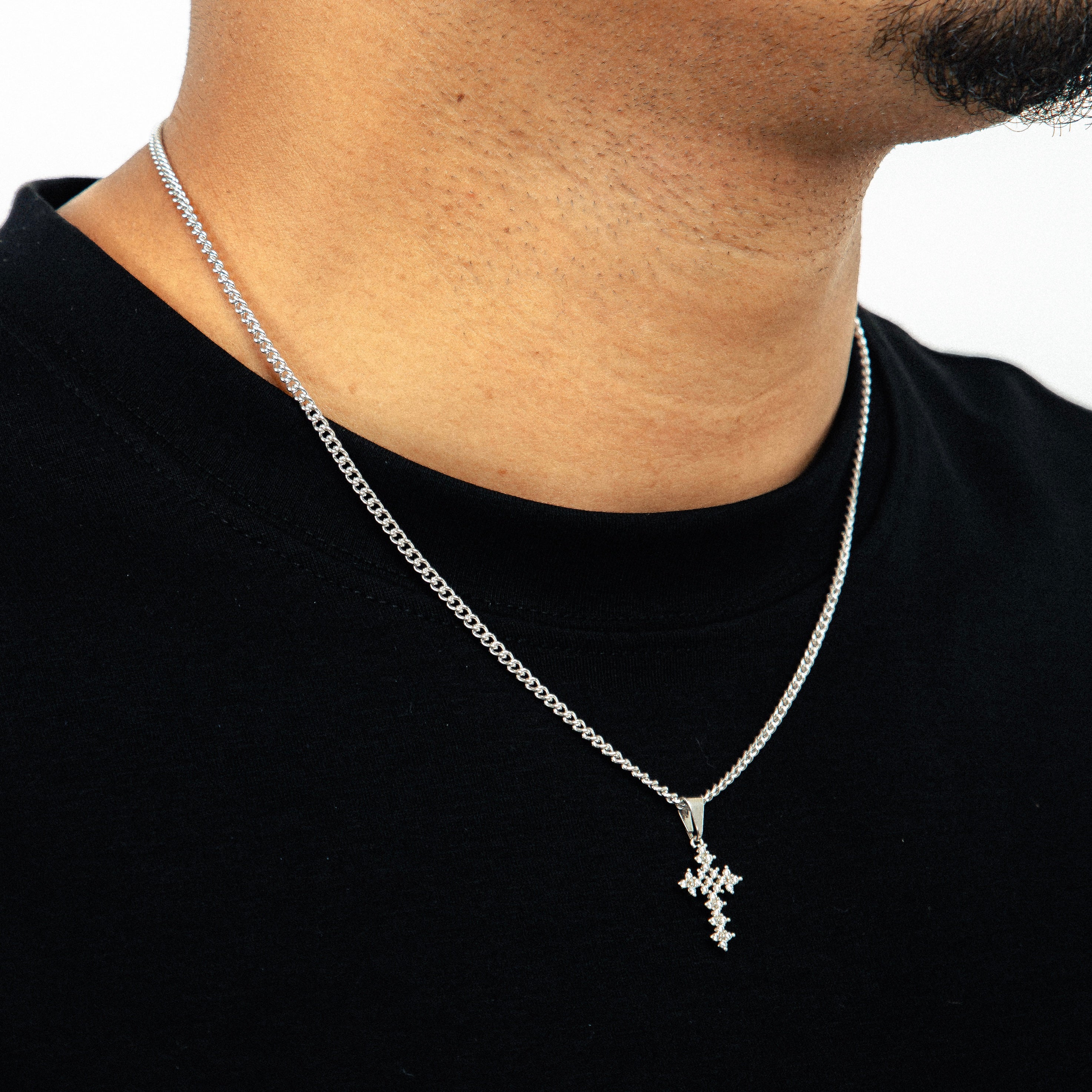 Corrente Grumet 50cm 3mm + Pingente Cruz Cravejada Vazada Detalhada (14X21mm) Banhado a Ouro Branco COR103-PIN165