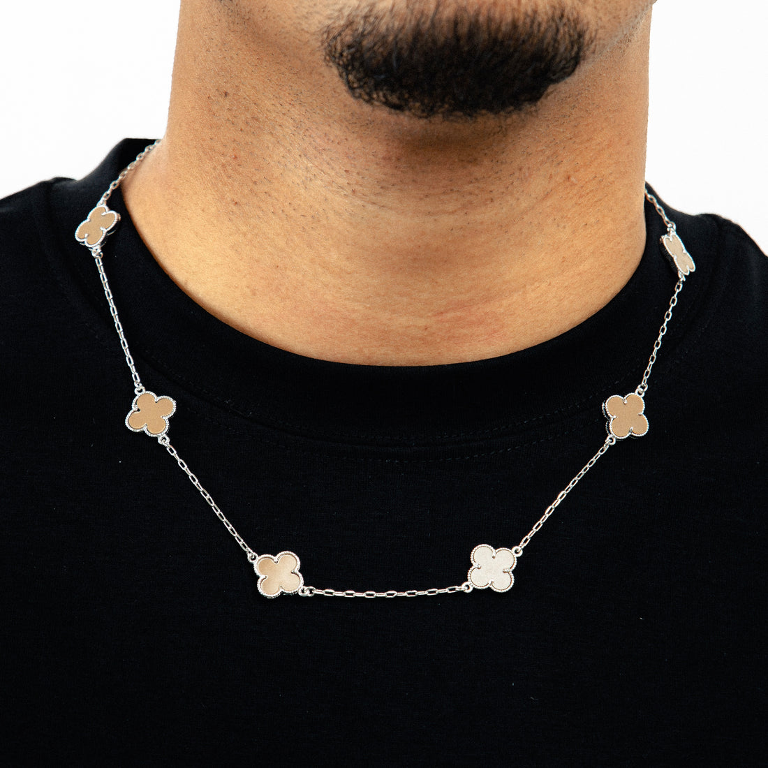 Corrente Trevo Marrom Banhada A Ouro Branco COR075