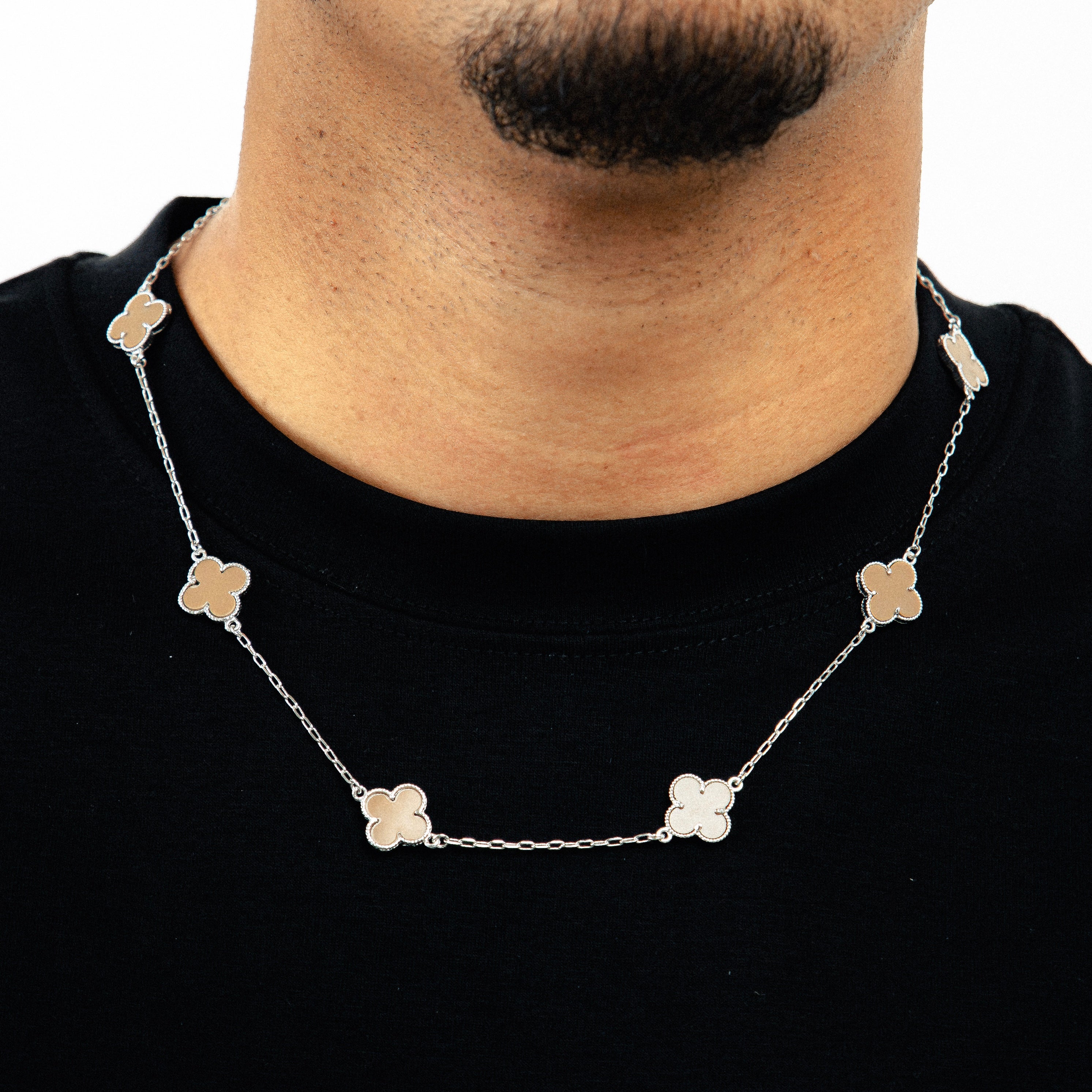 Corrente Trevo Marrom Banhada A Ouro Branco COR075