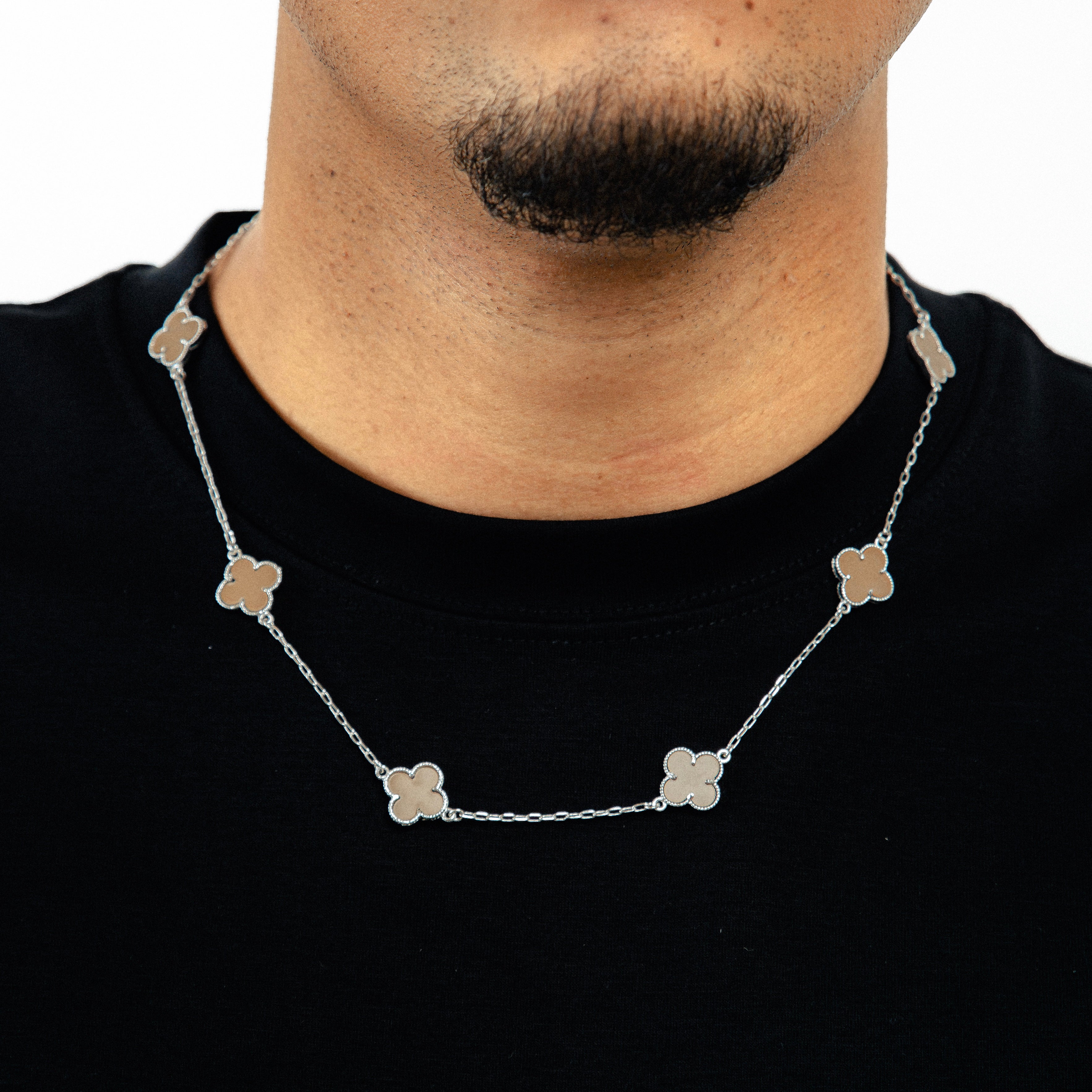 Corrente Trevo Marrom Banhada A Ouro Branco COR075