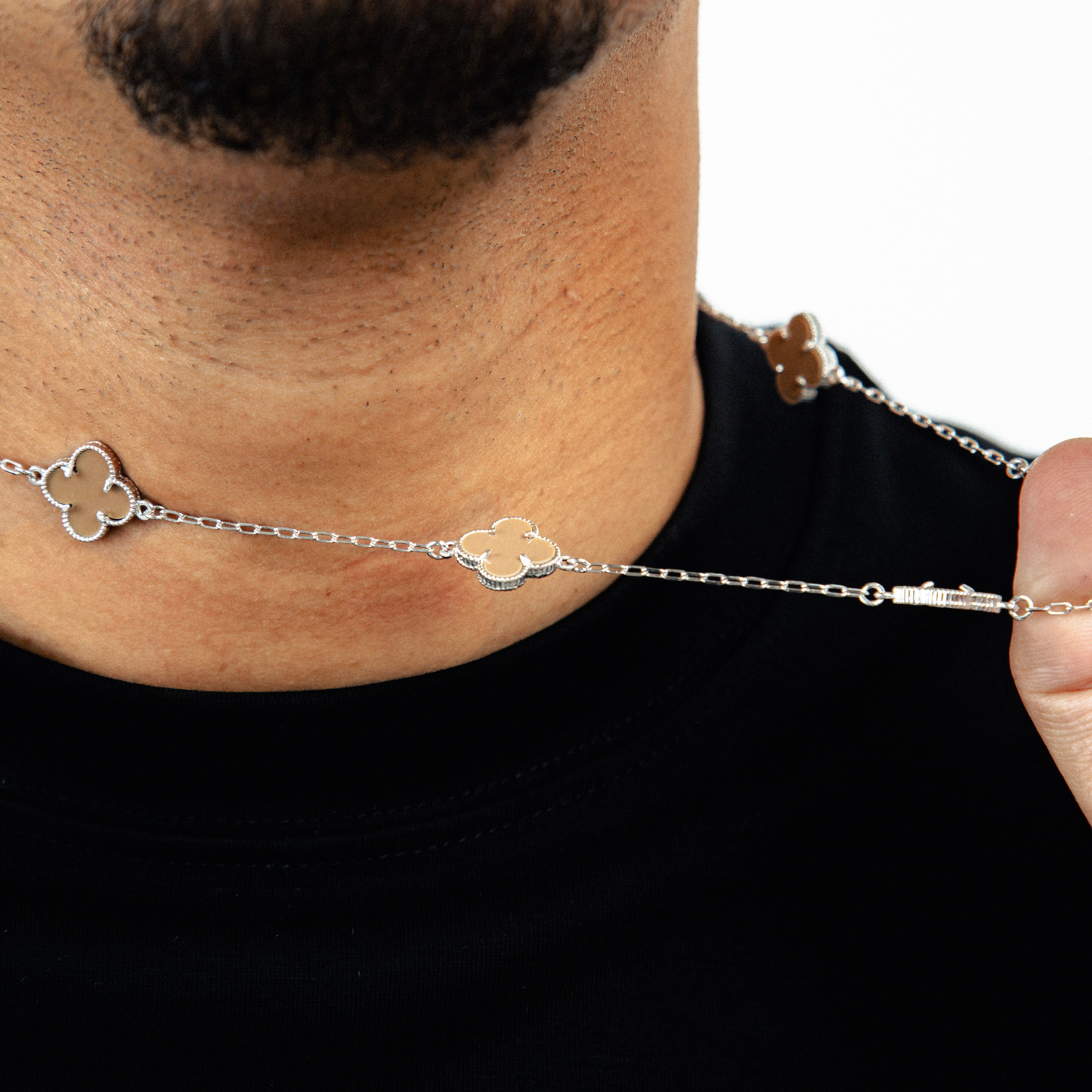 Corrente Trevo Marrom Banhada A Ouro Branco COR075