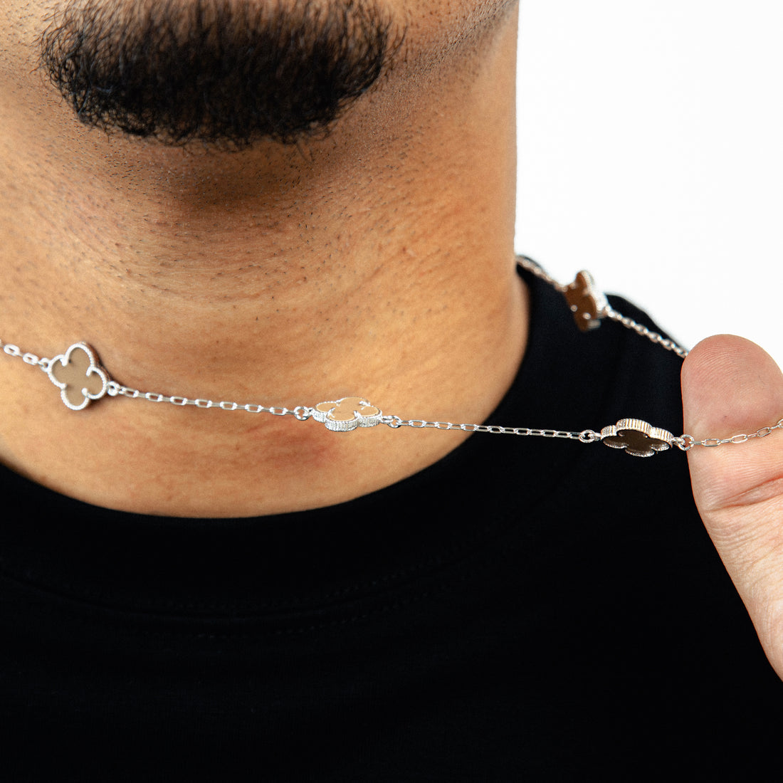 Corrente Trevo Marrom Banhada A Ouro Branco COR075