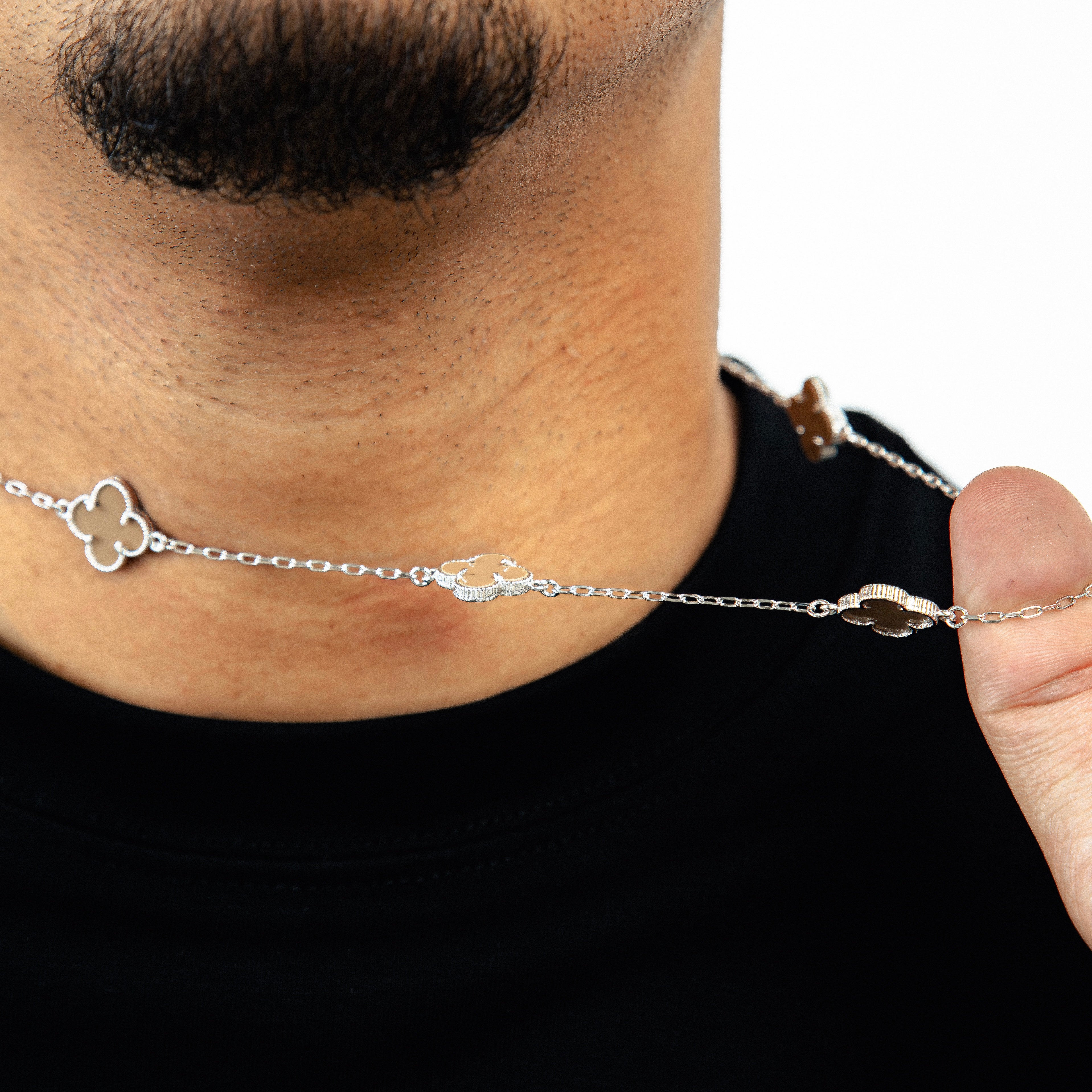 Corrente Trevo Marrom Banhada A Ouro Branco COR075