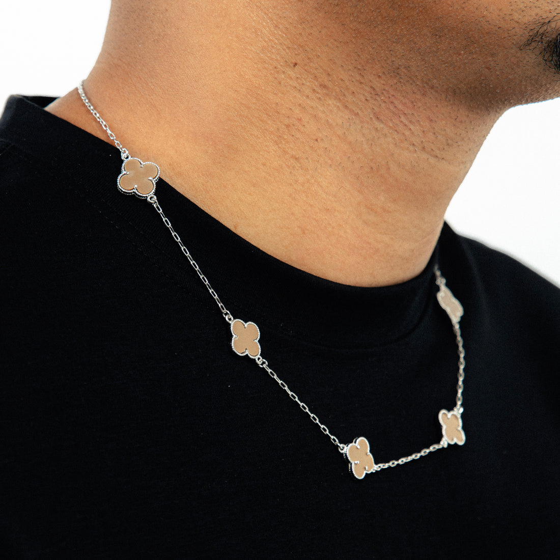 Corrente Trevo Marrom Banhada A Ouro Branco COR075