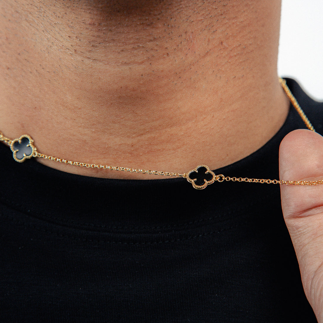 Corrente Trevo Preta 50cm Banhada A Ouro 18k COR104