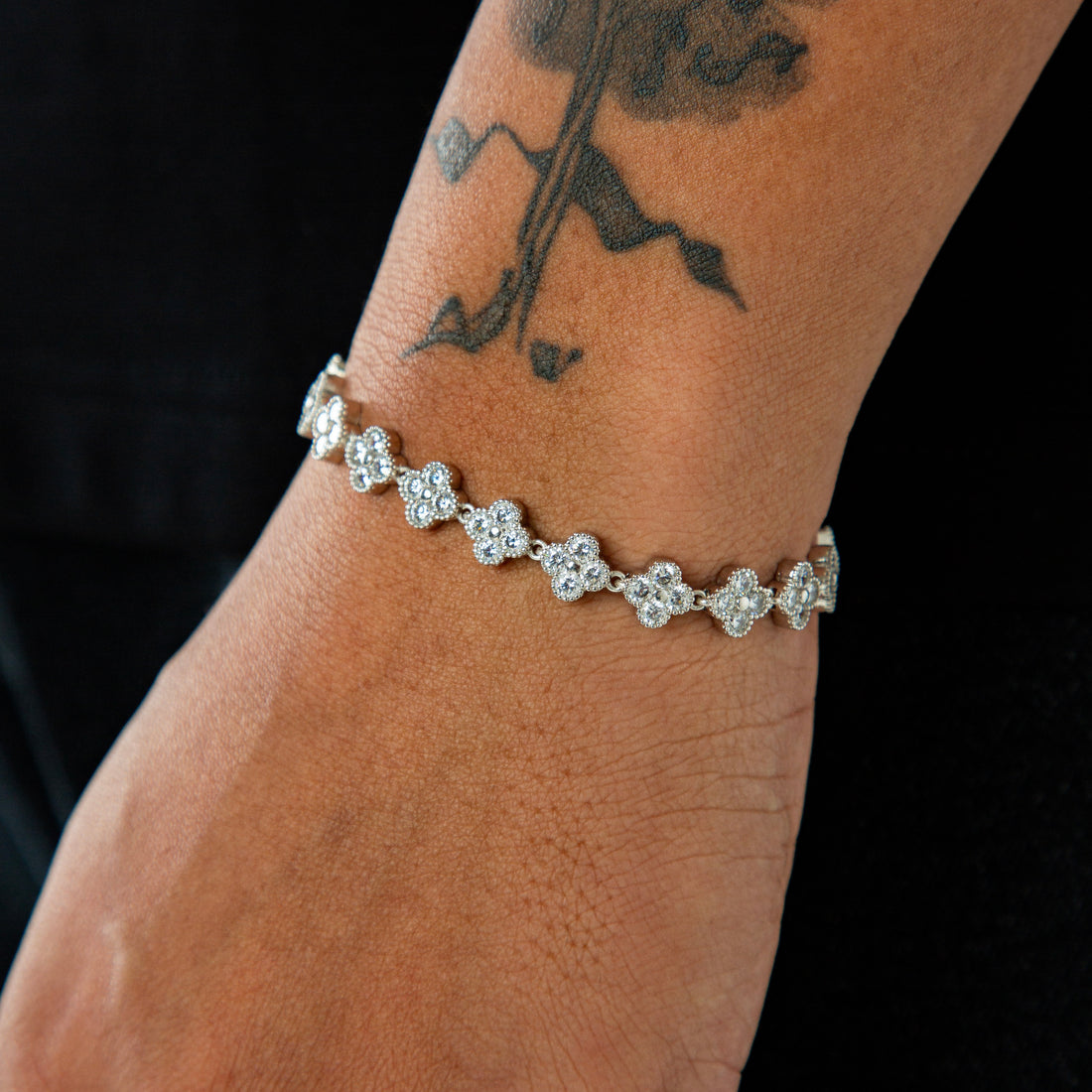 Pulseira Riviera Trevo Cravejada 8mm Banhada a Ouro Branco PUL071
