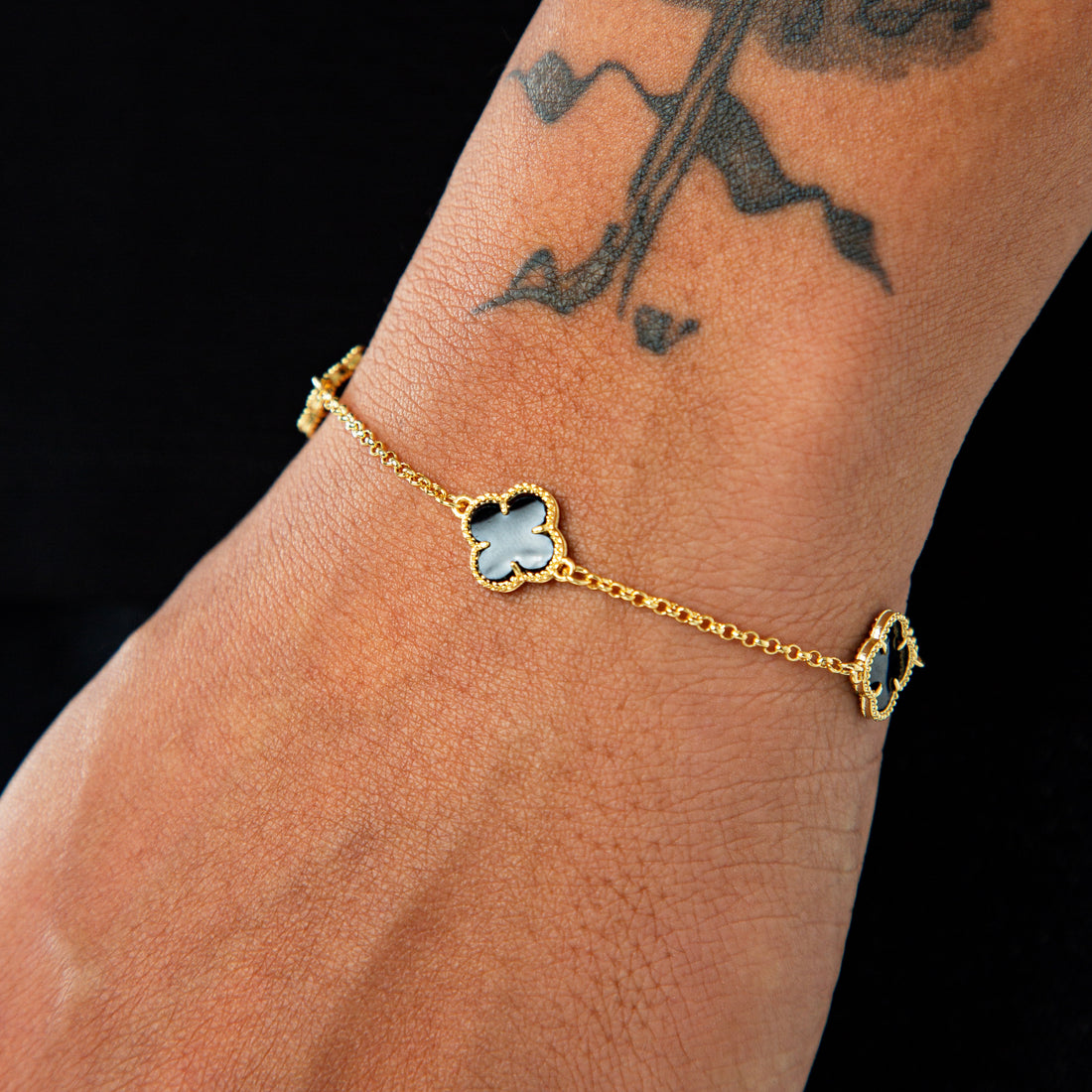 Pulseira Trevo Preta Banhada a Ouro 18k PUL086