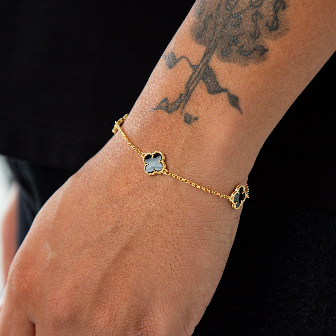 Pulseira Trevo Preta Banhada a Ouro 18k PUL086