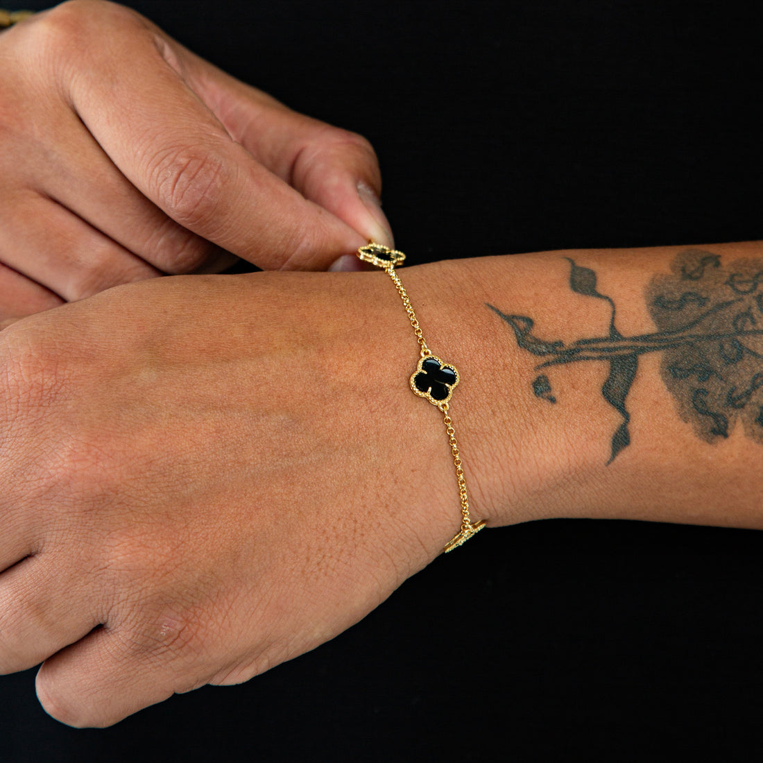 Pulseira Trevo Preta Banhada a Ouro 18k PUL086