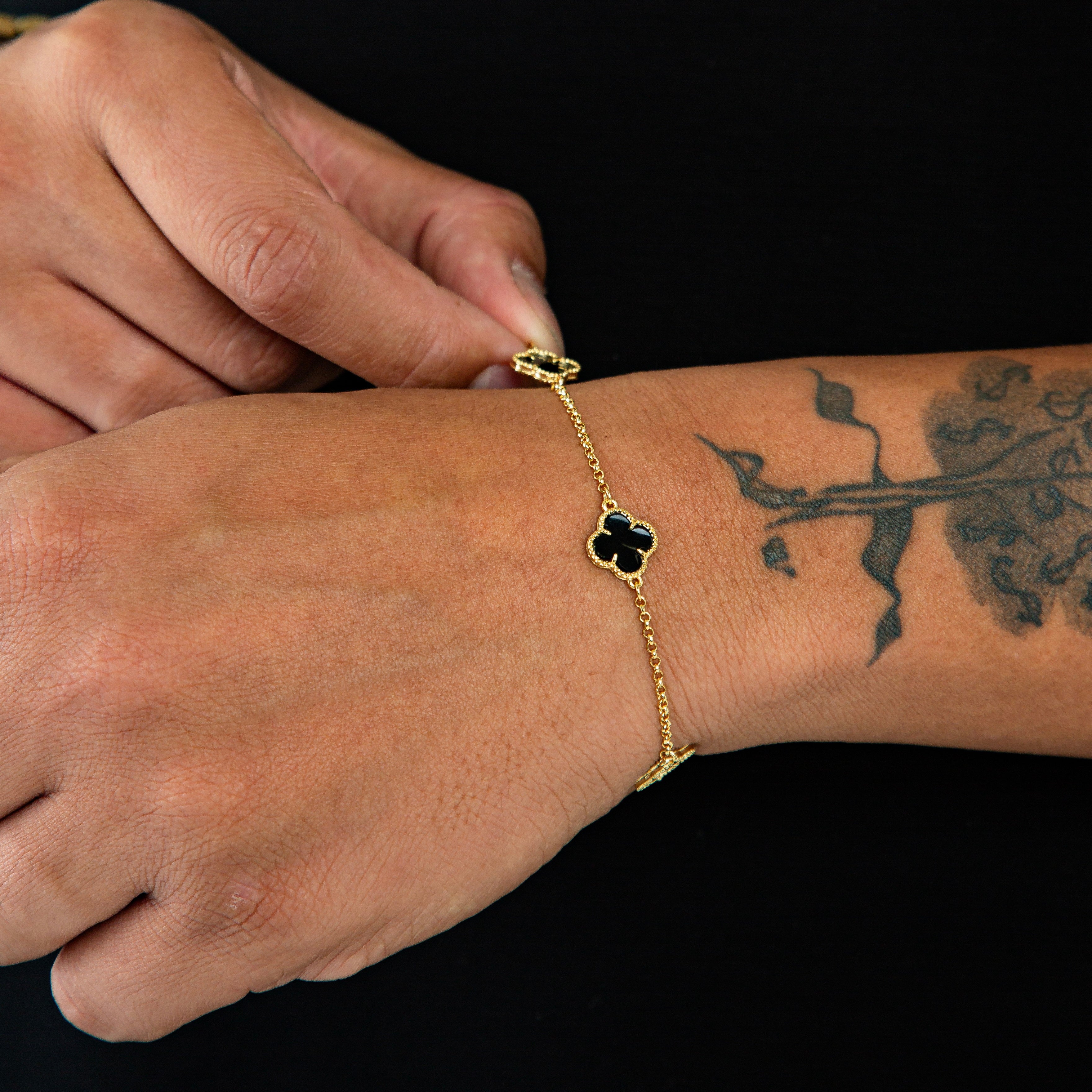 Pulseira Trevo Preta Banhada a Ouro 18k PUL086