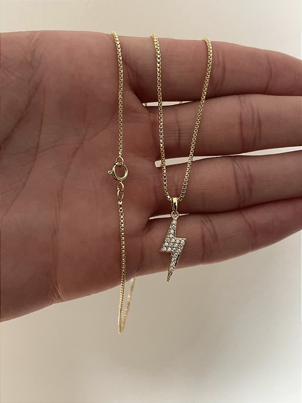 Corrente Veneziana 1mm Fecho Tradicional + Pingente Raio Cravejado Banhado A Ouro 18k COR009-PIN078