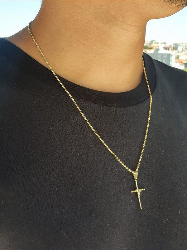 Corrente Elo Cadeado 2mm Fecho Tradicional + Pingente Cruz Palito Trançada Banhada A Ouro 18k COR008-PIN0