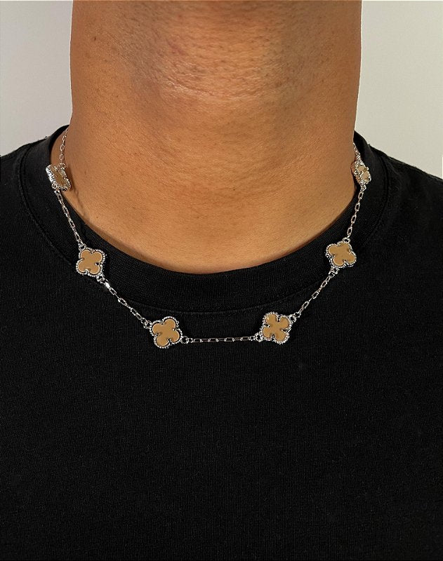 Corrente Trevo Marrom Banhada A Ouro Branco COR075