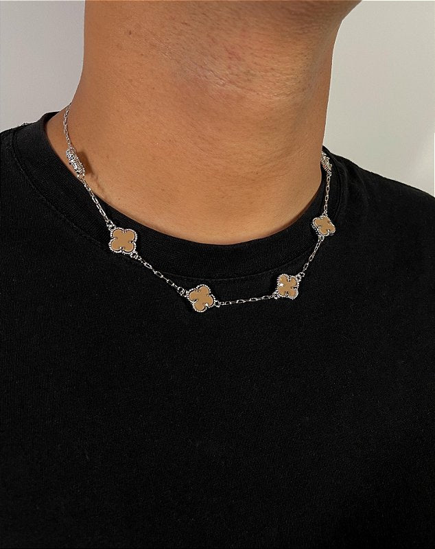 Corrente Trevo Marrom Banhada A Ouro Branco COR075