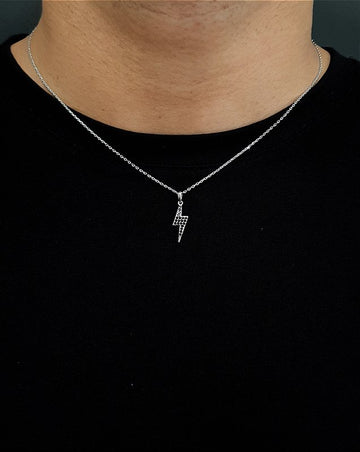 Corrente Elo Cadeado 1,2mm + Pingente Raio Cravejado Com Pedras Pretas Banhado A Ouro Branco COR013-PIN0